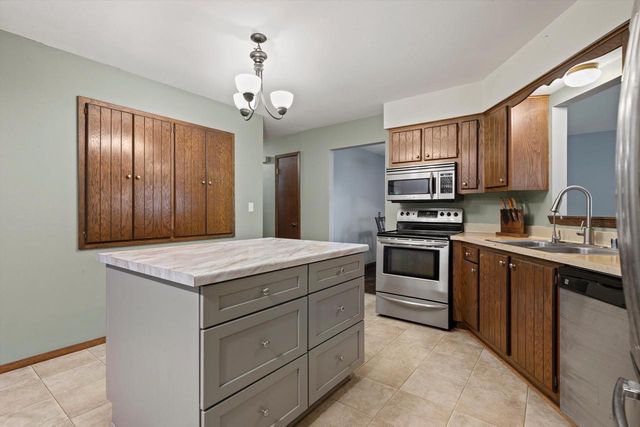 2010 Dixie DRIVE, Waukesha, WI 53189