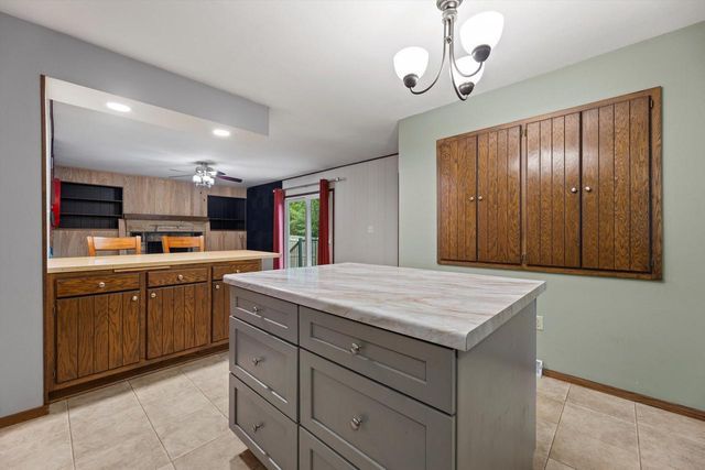 2010 Dixie DRIVE, Waukesha, WI 53189