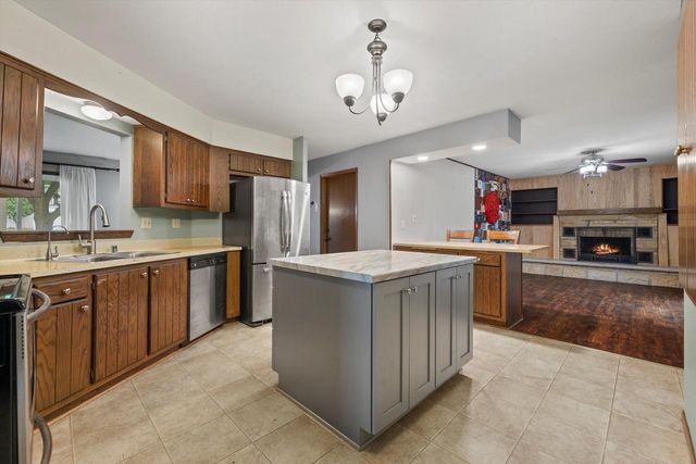 2010 Dixie DRIVE, Waukesha, WI 53189
