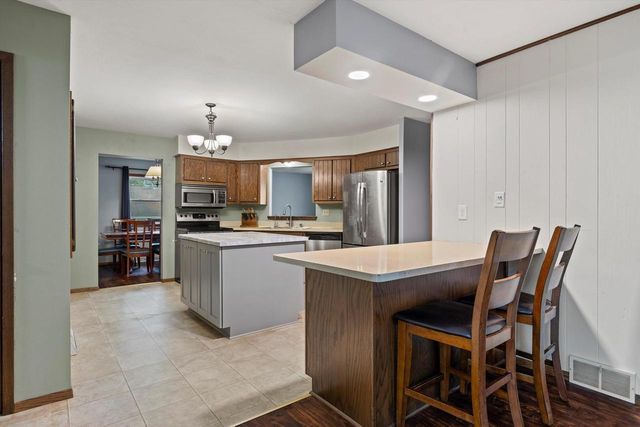 2010 Dixie DRIVE, Waukesha, WI 53189
