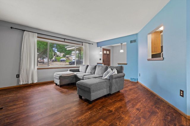 2010 Dixie DRIVE, Waukesha, WI 53189