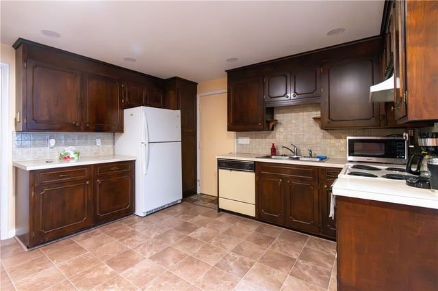 91 Shoreway Drive, Greece, NY 14612