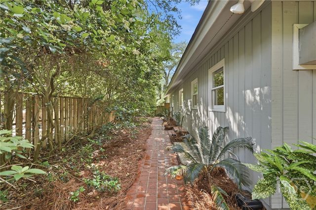11 Monastery Road W, Savannah, GA 31411