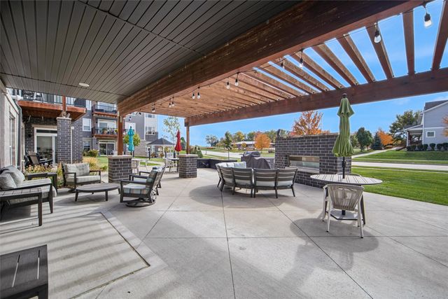 9065 Bishop Drive 117, West Des Moines, IA 50266