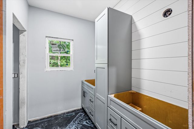 235 Estates Lake Dr, Crossville, TN 38571