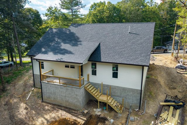 235 Estates Lake Dr, Crossville, TN 38571