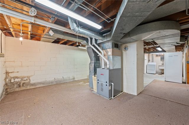 2031 W Pleasant Valley Road, Parma, OH 44134