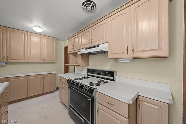 2031 W Pleasant Valley Road, Parma, OH 44134