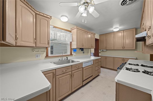 2031 W Pleasant Valley Road, Parma, OH 44134