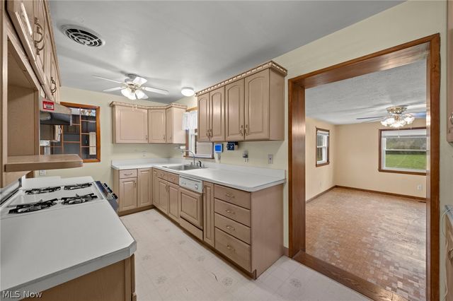 2031 W Pleasant Valley Road, Parma, OH 44134