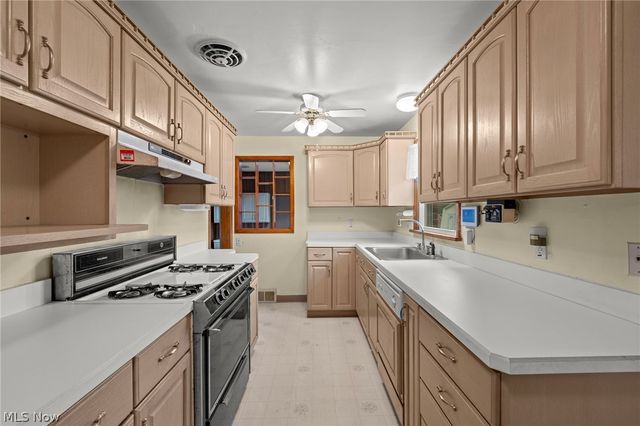 2031 W Pleasant Valley Road, Parma, OH 44134