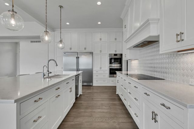 2415 N Paradise Cir, Wichita, KS 67205