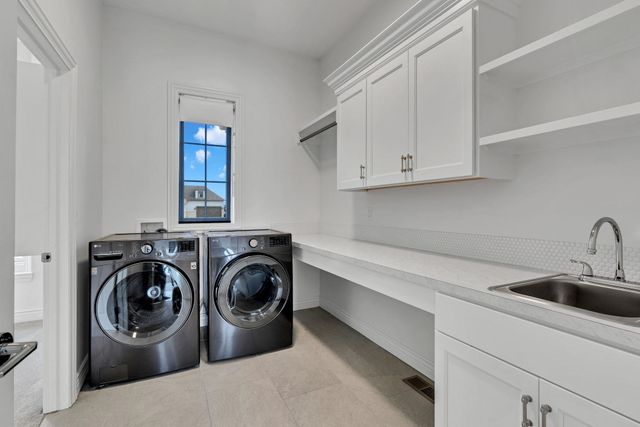 2415 N Paradise Cir, Wichita, KS 67205