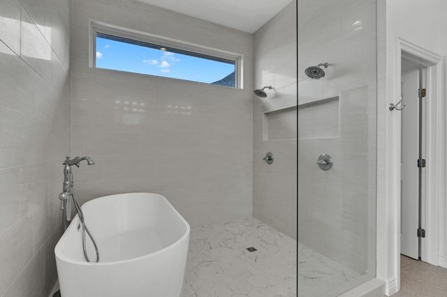 2415 N Paradise Cir, Wichita, KS 67205