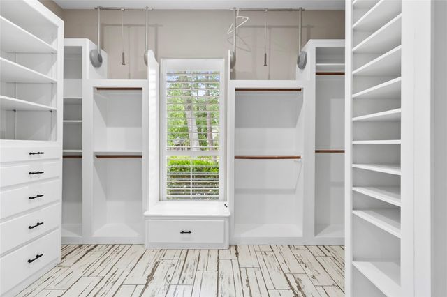 300 Broadmoor Drive, Huntsville, TX 77340