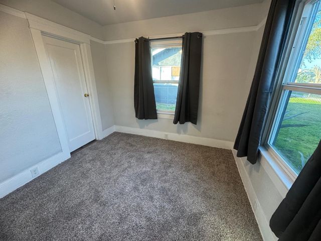 987 N Adoline Avenue, Fresno, CA 93728