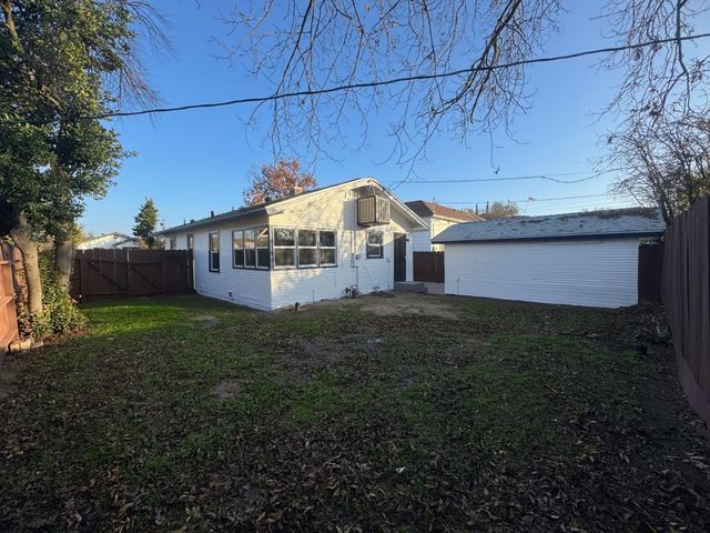987 N Adoline Avenue, Fresno, CA 93728
