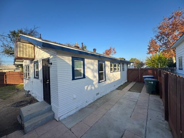987 N Adoline Avenue, Fresno, CA 93728