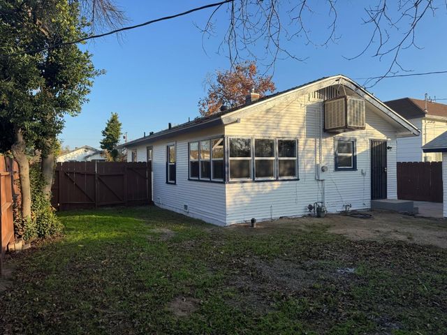 987 N Adoline Avenue, Fresno, CA 93728