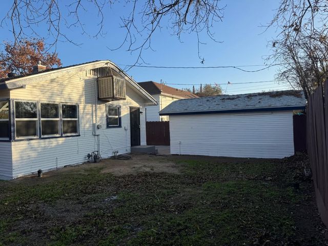 987 N Adoline Avenue, Fresno, CA 93728