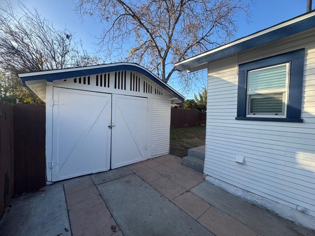 987 N Adoline Avenue, Fresno, CA 93728