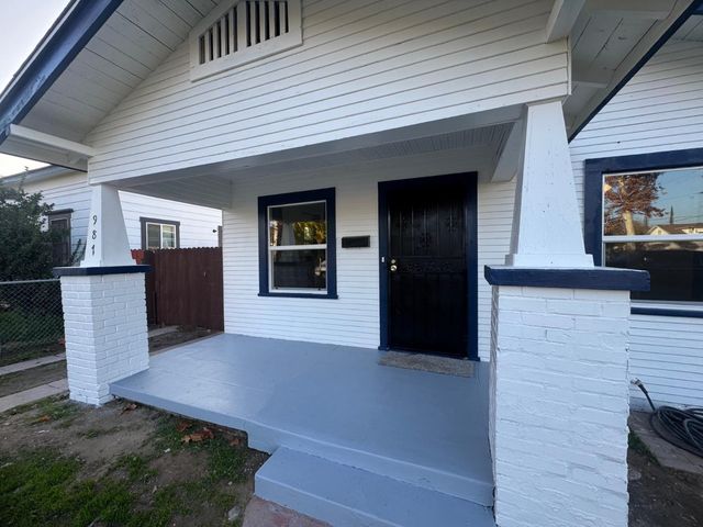 987 N Adoline Avenue, Fresno, CA 93728