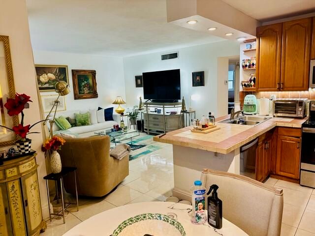 1150 NW 30th Court NW 203, Wilton Manors, FL 33311