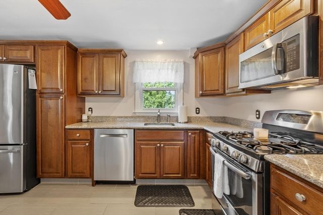 27 Sunset Rd, Dracut, MA 01826