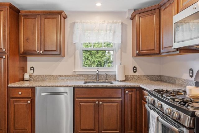 27 Sunset Rd, Dracut, MA 01826