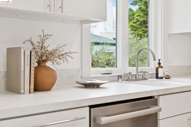 368 Hudson, Oakland, CA 94618