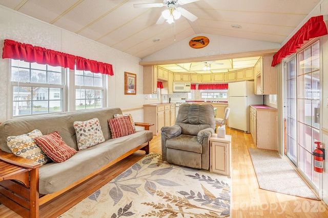 52 Strollers Lane, Waynesville, NC 28785