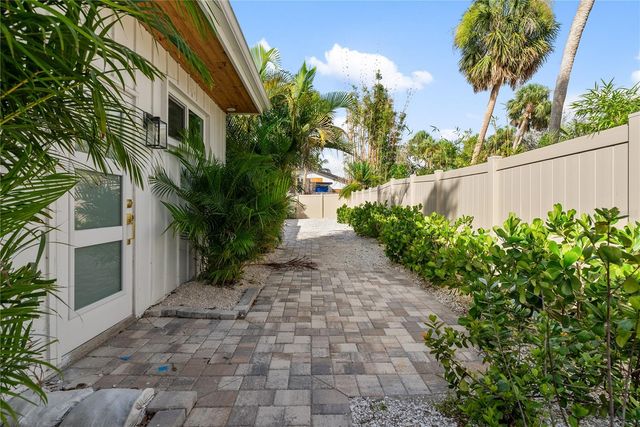 4879 COMMONWEALTH DRIVE, Sarasota, FL 34242