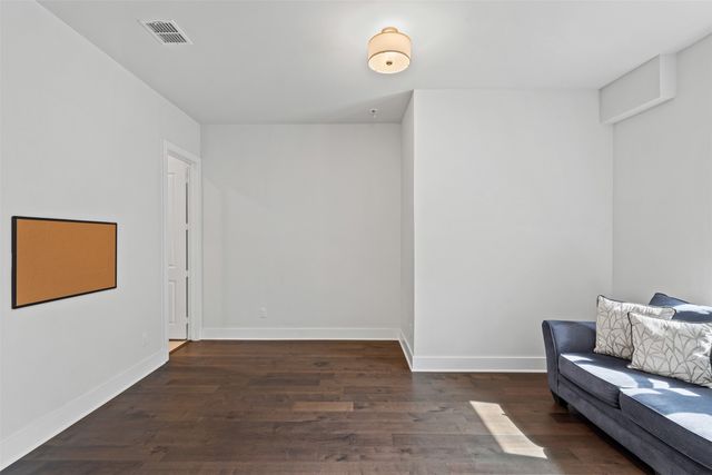 381 E Greenbriar Lane 501, Dallas, TX 75203