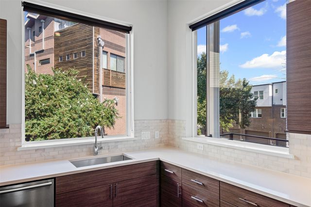 381 E Greenbriar Lane 501, Dallas, TX 75203