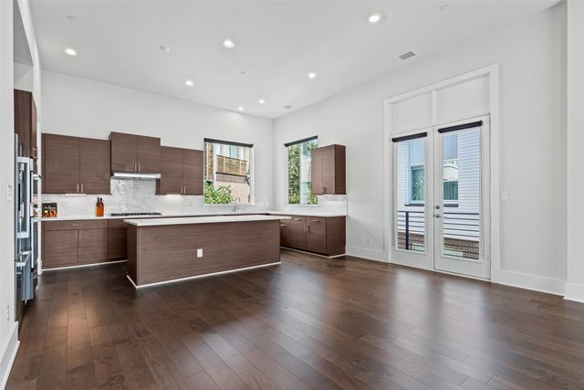 381 E Greenbriar Lane 501, Dallas, TX 75203