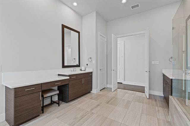 381 E Greenbriar Lane 501, Dallas, TX 75203