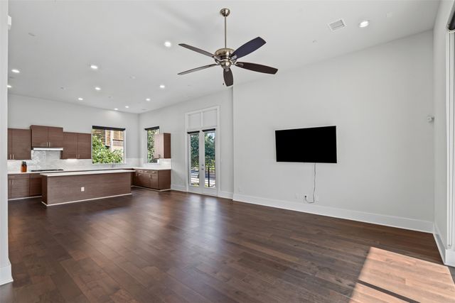 381 E Greenbriar Lane 501, Dallas, TX 75203