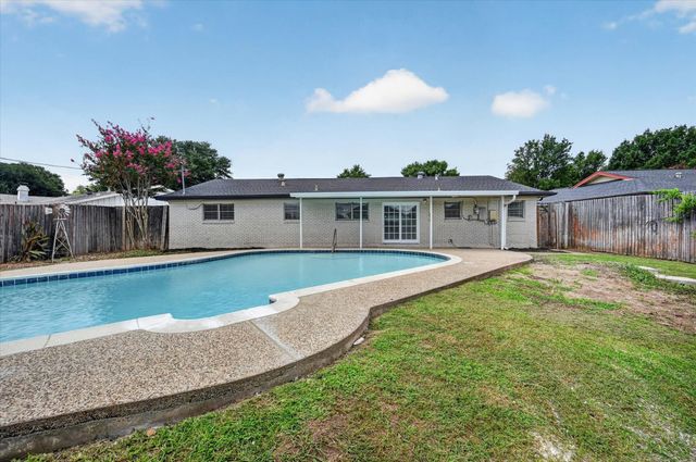 154 Hallmark Drive W, Fort Worth, TX 76134