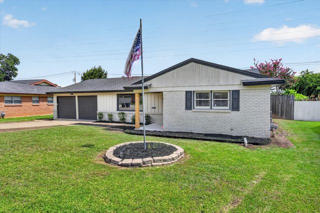 154 Hallmark Drive W, Fort Worth, TX 76134