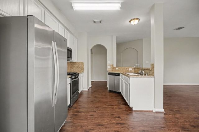 5139 Chase Park Circle, Bacliff, TX 77518