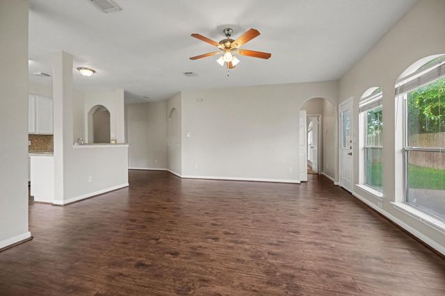 5139 Chase Park Circle, Bacliff, TX 77518