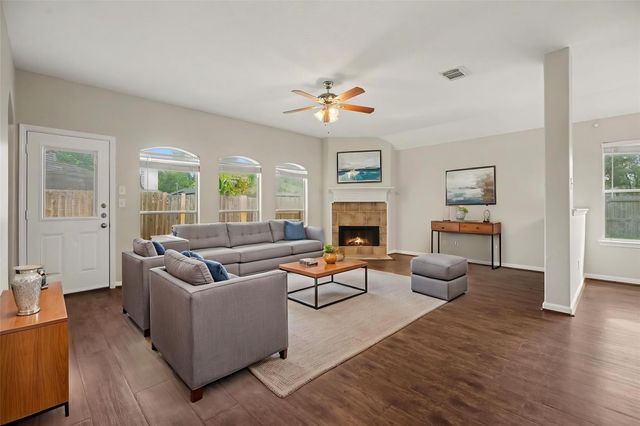 5139 Chase Park Circle, Bacliff, TX 77518
