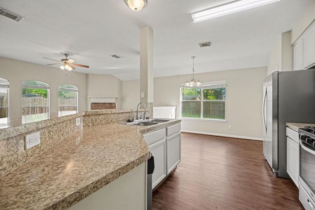 5139 Chase Park Circle, Bacliff, TX 77518