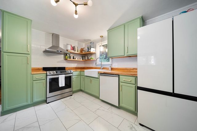 12 Alcine Ln, Burlington, MA 01803