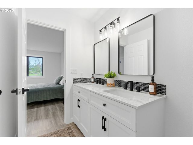 512 Sw EASTMAN Pkwy, Gresham, OR 97080