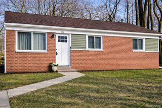 2200 Marston Drive, Waterford, MI 48327