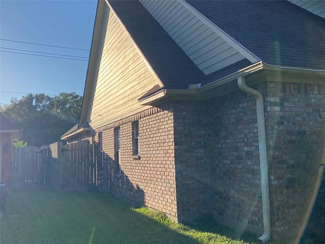 127 Indian Warrior Trail, Lake Jackson, TX 77566