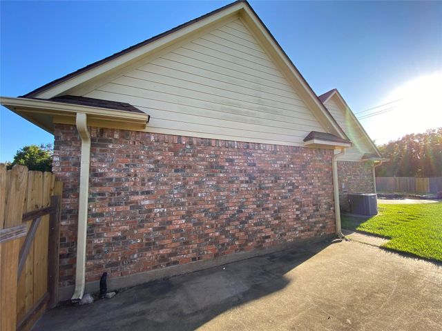 127 Indian Warrior Trail, Lake Jackson, TX 77566