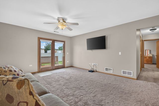 2700 Eagle Drive 2700, Joliet, IL 60436