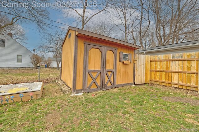 4009 Airport Road, Waterford Charter Township, MI 48329